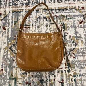 HOBO Render Shoulder Bag in Buffed Leather, Whiskey